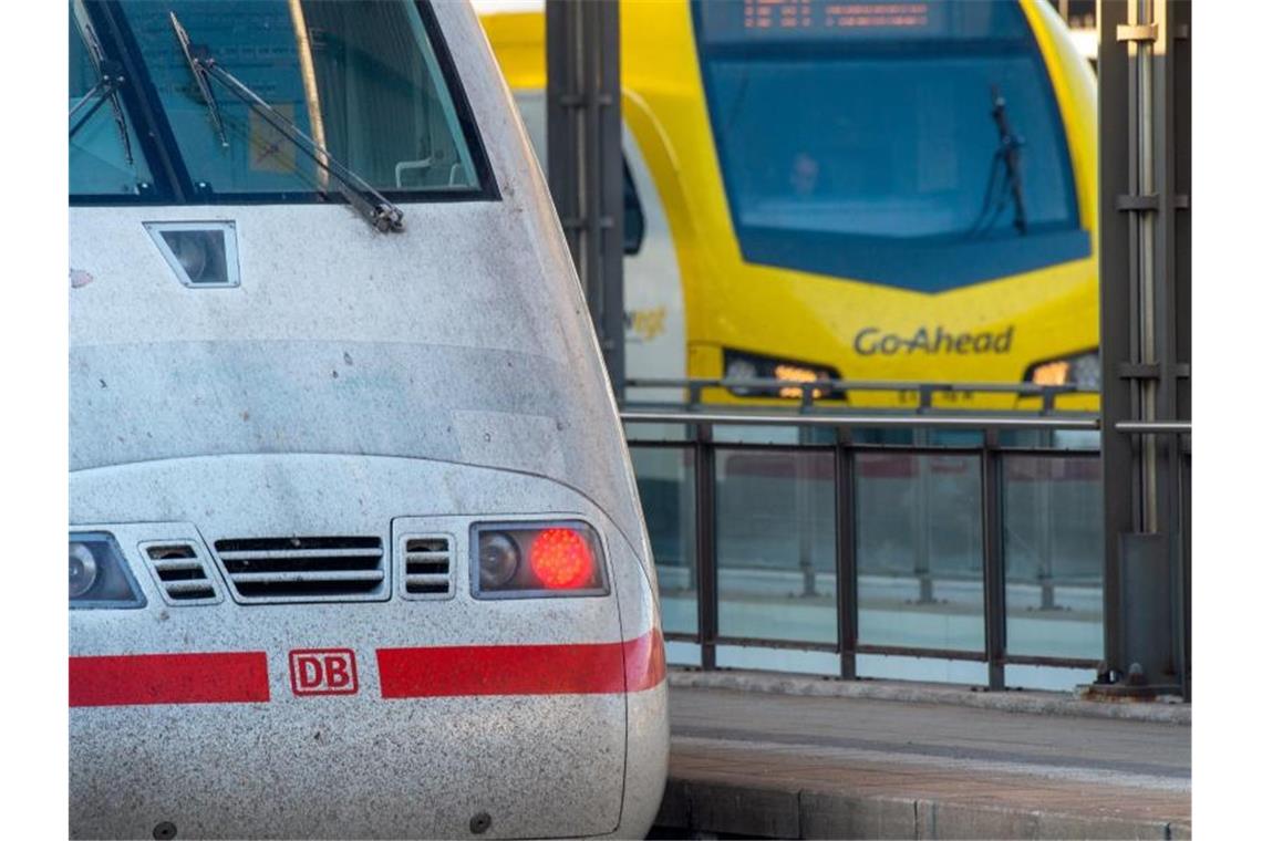 Im Hauptbahnhof steht ein ICE der Deutschen Bahn (l) neben einem Zug des Unternehmens Go Ahead. Foto: Stefan Puchner/dpa/Archiv