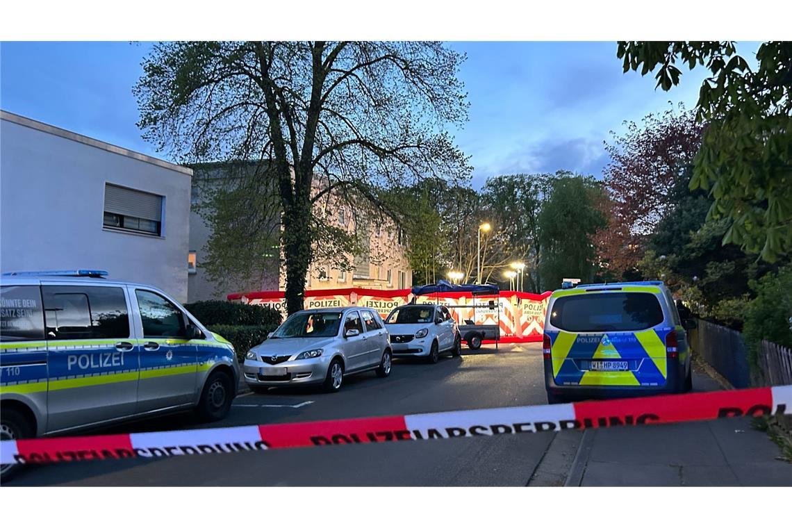 Zwei Menschen sterben durch Schüsse – Täter flüchtig Im hessischen Bad Nauheim sind zwei Menschen durch Schüsse ums Leben gekommen.