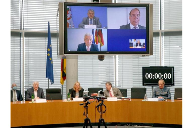 Im Innenausschuss des Bundestags sind die Innenminister aus Rheinland-Pfalz und Nordrhein-Westfalen, Roger Lewentz und Herbert Reul, per Video zugeschaltet. Foto: Wolfgang Kumm/dpa