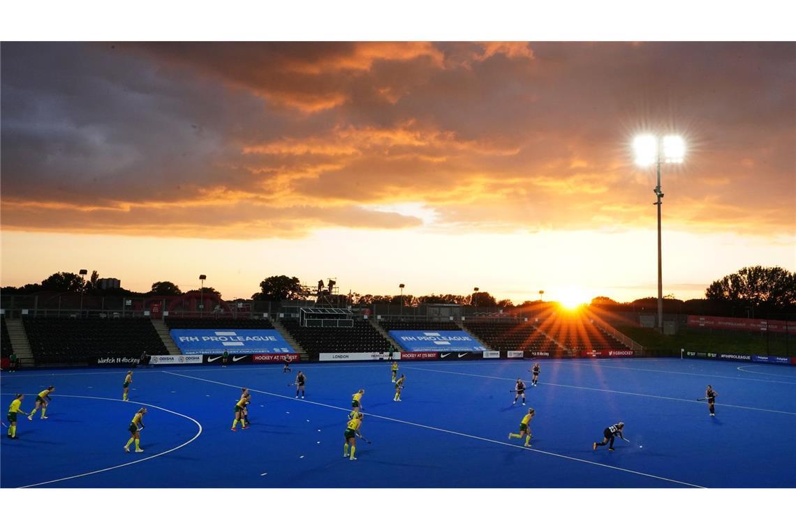 Im internationalen Feldhockeywettbewerb FIH Hockey Pro League der Frauen treten Großbritannien und Australien in London gegeneinander an.