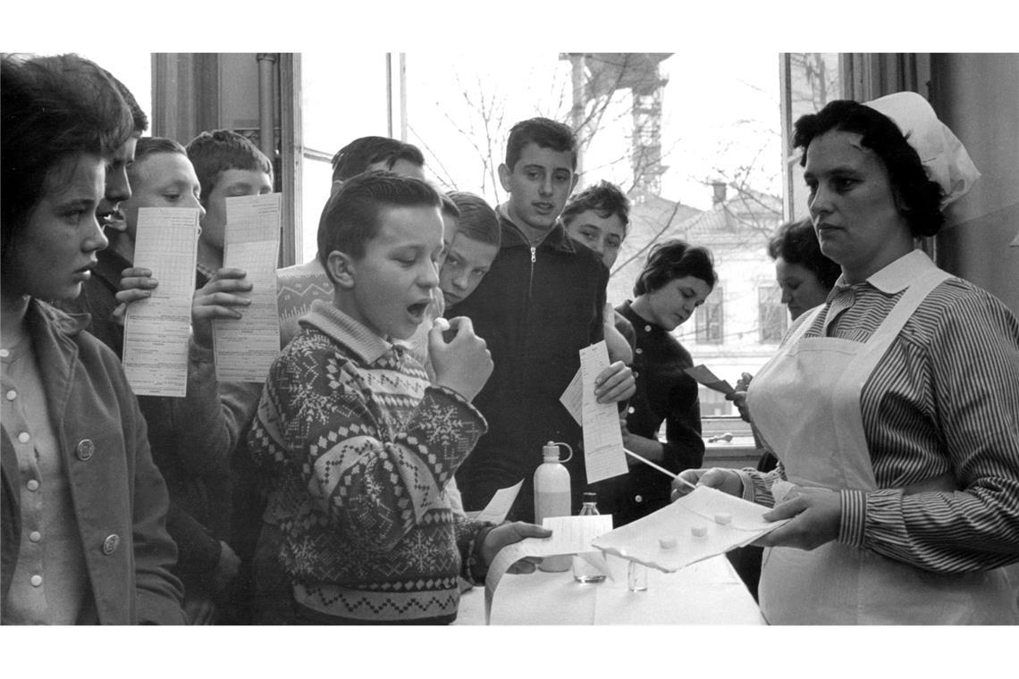 Im Jahr 1962 wurde in Deutschland auch noch eine Schluckimpfung verwendet, hier auf einem Zuckerwürfel. Mittlerweile ist die Impfung Teil einer Sechsfach-Impfung per Spritze.