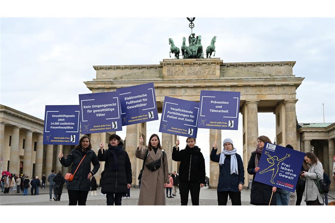 Im Jahr 2023 wurden 938 Mädchen und Frauen in Deutschland Opfer von versuchten oder vollendeten Femiziden.