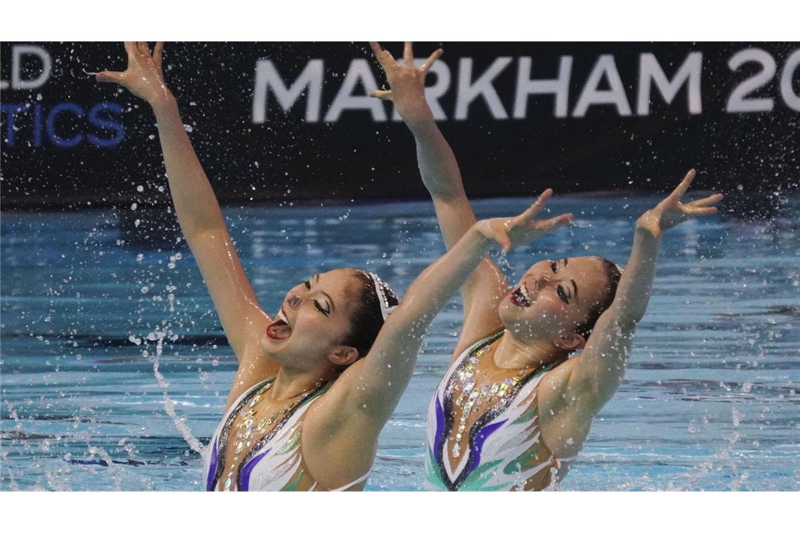 Im kanadischen Markham wird im Kunstschwimmen beim Artistic Swimming World Cup um Medaillen gekämpft. Moe Higa (l) und Tomoka Sato aus Japan holten im Frauen-Duett Gold.