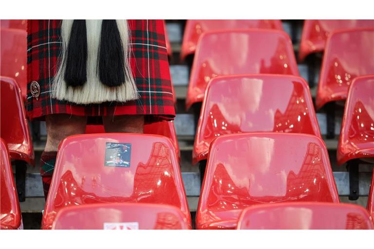 Im Kilt: Fußball: Ein Schottland-Fan artet auf den Anpfiff. In Köln spielt seine Mannschaft gegen die Schweiz.