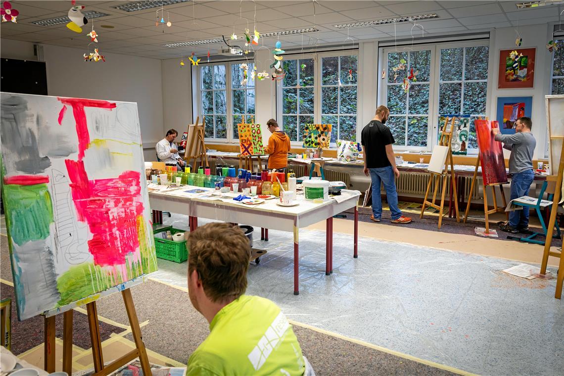 Im Kunstraum der Schickhardt-Realschule entstehen ausdrucksstarke Gemälde. Foto: Alexander Becher