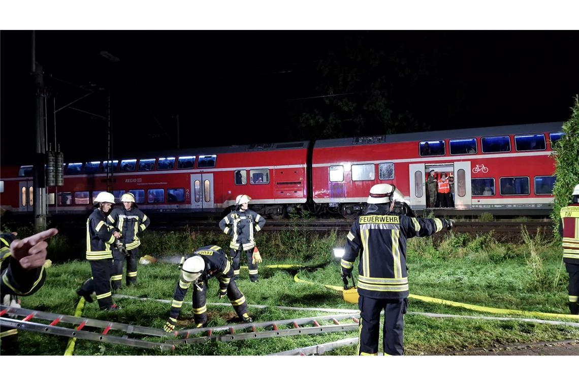 Im Landkreis Ammerland ist ein Baum auf eine Oberleitung gestürzt und hat den Zugverkehr am Bahnhof Augustfehn in Apen zum Erliegen gebracht.