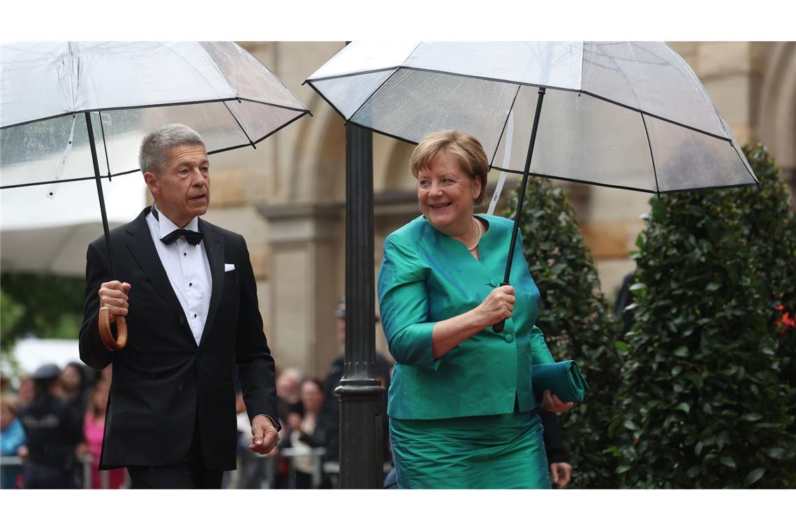 Im letzten Jahr mussten sich Angela Merkel und Ehemann Joachim Sauer auf den Weg ins Bayreuther Festspielhaus mit Regenschirmen schützen. (Archivfoto)