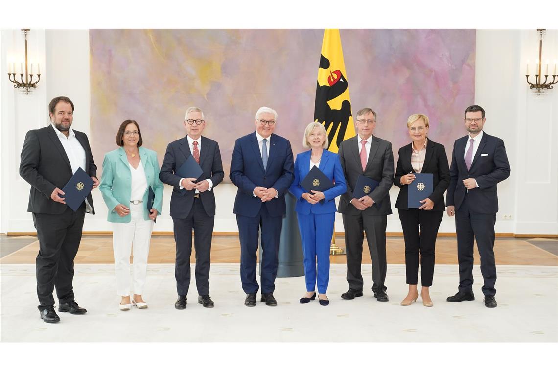 Im Mai 2022 ernannte Bundespräsident Frank-Walter Steinmeier in Anwesenheit des damaligen Bundesjustizministers, Marco Buschmann (FDP), Malte Spitz (l-r), Kerstin Müller, Lutz Goebel, Gudrun Grieser, Reinhard Göhner und Andrea Wicklein als neue Mitglieder des Nationalen Normenkontrollrates.