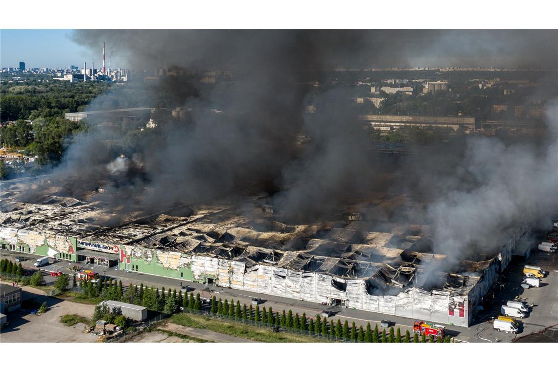 Im Mai 2024 stand ein Einkaufszentrum in Warschau in Flammen. Litauische Ermittler sehen jetzt Verbindungen zwischen festgenommenen Tatverdächtigen und Brandanschlägen in Polen. (Archivbild)