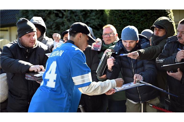 Im NFL-Look: Jamal Musiala kommt beim DFB-Hotel an.