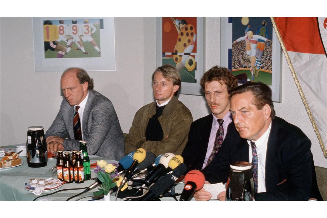 Im November 1990 stellt der VfB um Präsident Gerhard Mayer-Vorfelder (rechts) und Manager Dieter Hoeneß (links) Christoph Daum (2.v.r.) mit Co-Trainer Lorenz-Günther Köstner als neuen Chefcoach  vor.