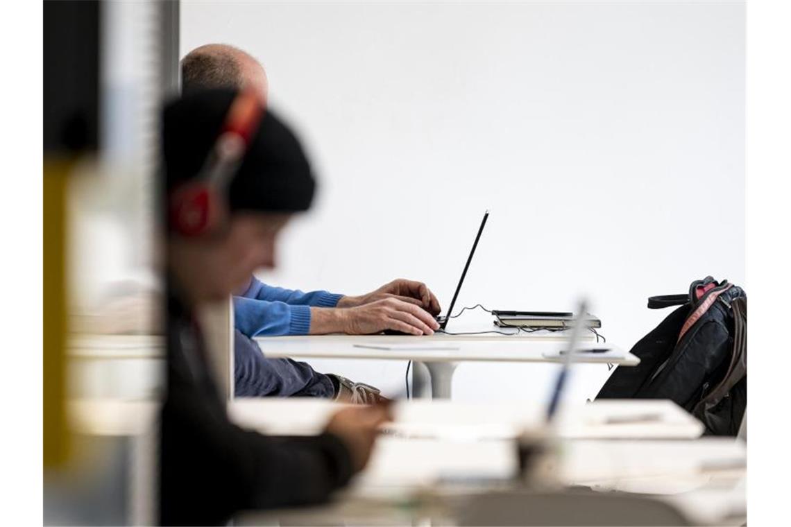 Kleingewerbetreibende in der Corona-Pandemie unter Druck Im Office Club in Berlin-Prenzlauer Berg arbeiten Menschen im Coworking Space. Viele Kleinstunternehmer und Selbstständige ohne Mitarbeiter leiden einer Umfrage zufolge in der anhaltenden Corona-Pandemie unter einer schlechten Auftragslage. Foto: Fabian Sommer/dpa