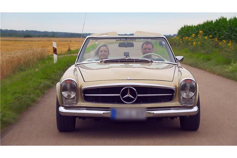 Im Oldtimer-Cabrio geht es für Bio-Milchbauer Manfred (38) und Susanne (39, Köchin) auf den Hof.