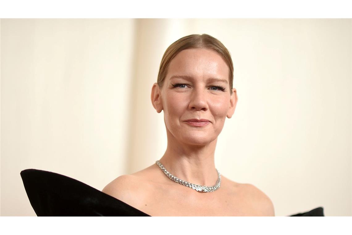 Im opulenten Outfit kommt die deutsche Schauspielerin Sandra Hüller zur Oscar-Verleihung im Dolby Theatre in Los Angeles.