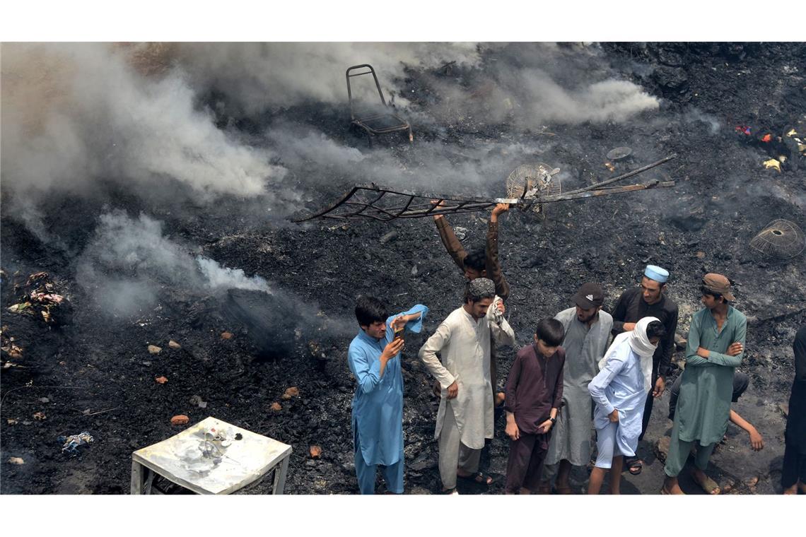 Im pakistanischen Peschawar sind durch ein riesiges Feuer mehr als ein Dutzend Geschäfte ausgebrannt.