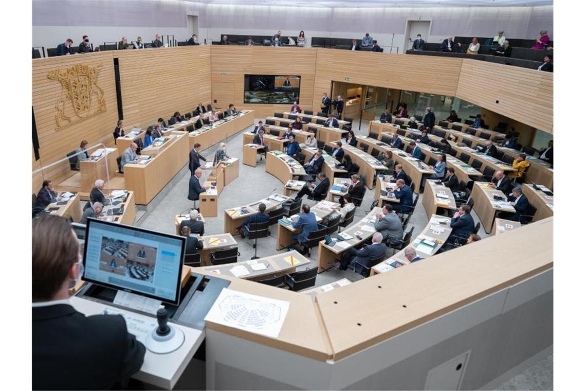 Im Plenarsaal im Landtag von Baden-Württemberg debattieren Abgeordnete. Foto: Bernd Weißbrod/dpa/Bildarchiv