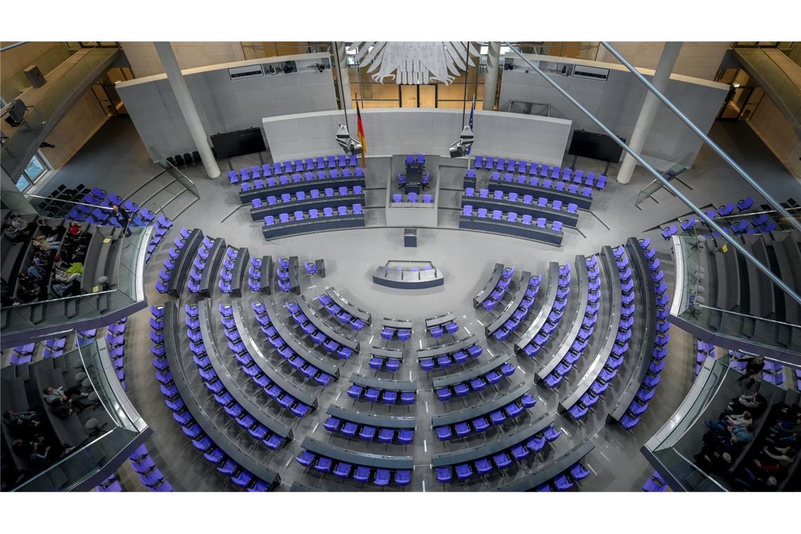 Im Plenum des Bundestages werden aufgrund der Wahlrechtsreform künftig nur noch 630 Abgeordnete sitzen. (Symbolbild)