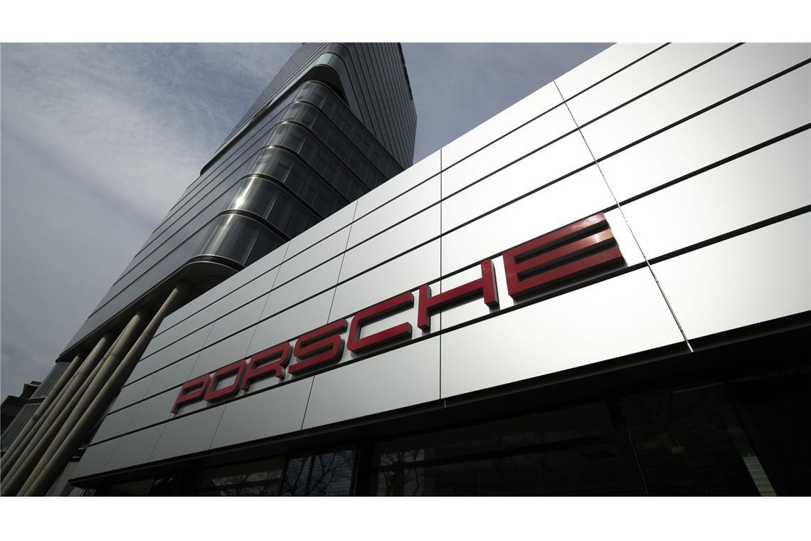 Im  Porsche Design Tower auf dem Stuttgarter Pragsattel  werden im Erdgeschoss neben Autos auch Lifestyle-Produkte ausgestellt und verkauft.