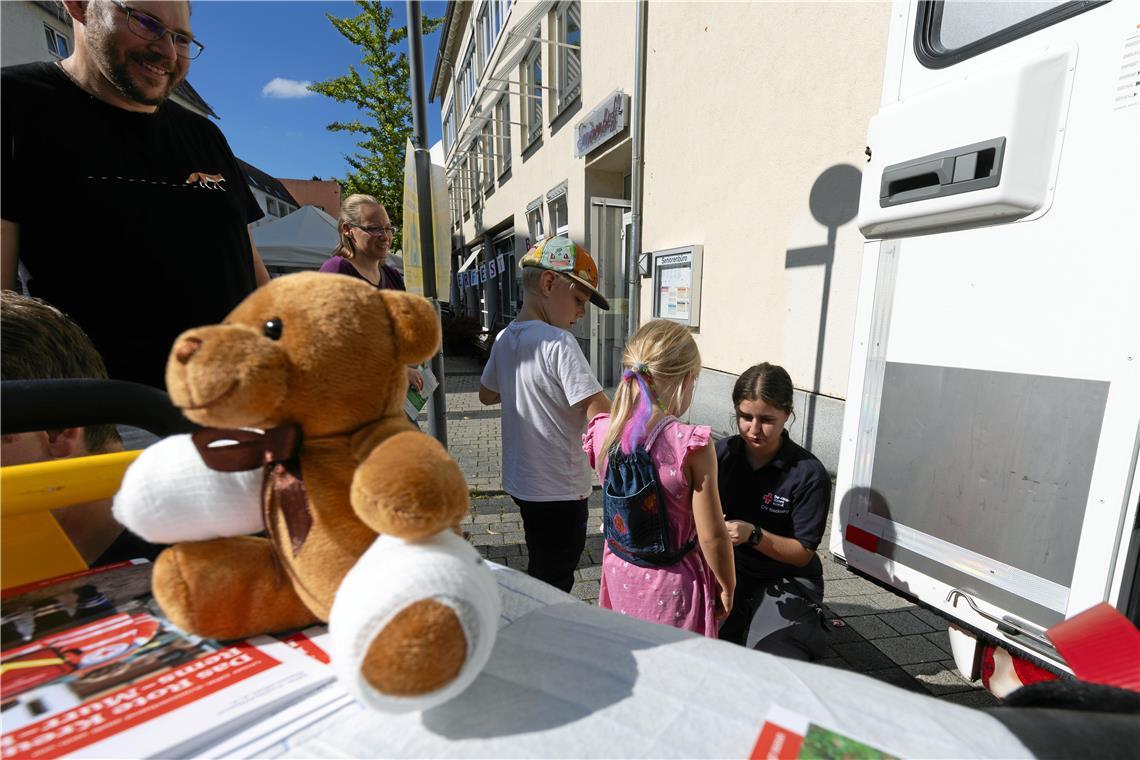 Im Rettungswagen des DRK können Kinder ihre Eltern oder Kuscheltiere verarzten.