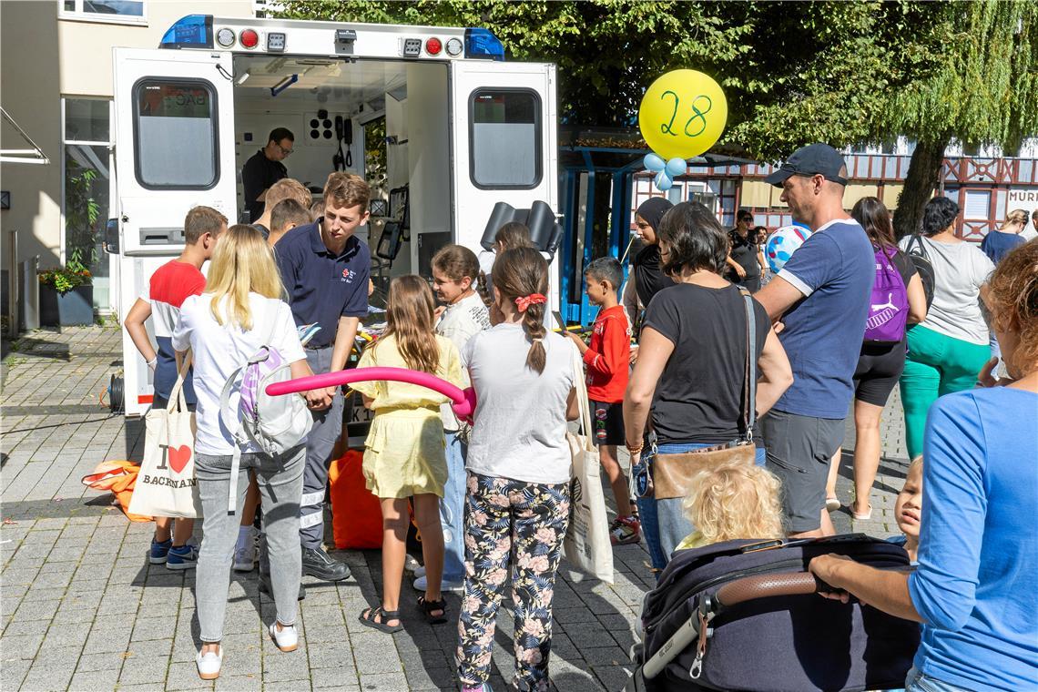 Im Rettungswagen des DRK können Kinder ihre Eltern oder Kuscheltiere verarzten.