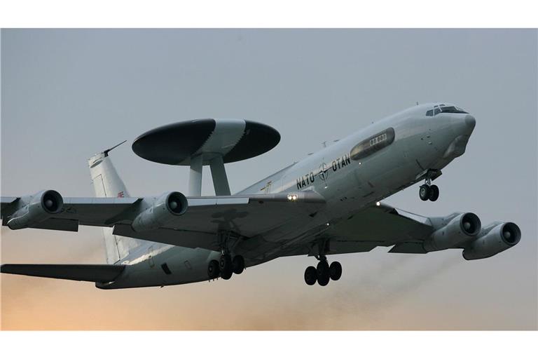 Im russischen Visier: Ein AWACS-Frühwarnsystem der Nato beim Start in Geilenkirchen. Der Fliegerhorst war  wiederholt Ziel  von Ausspähversuchen .