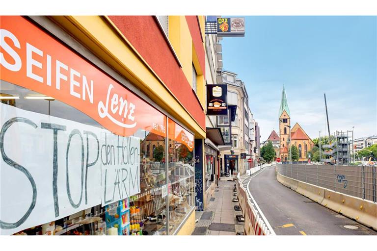 Im Schaufenster von Seifen Lenz wird auf das Problem mit der Baustelle hingewiesen – ganz zu schweigen von den beengten Gehwegen nahe der Leonhardskirche.