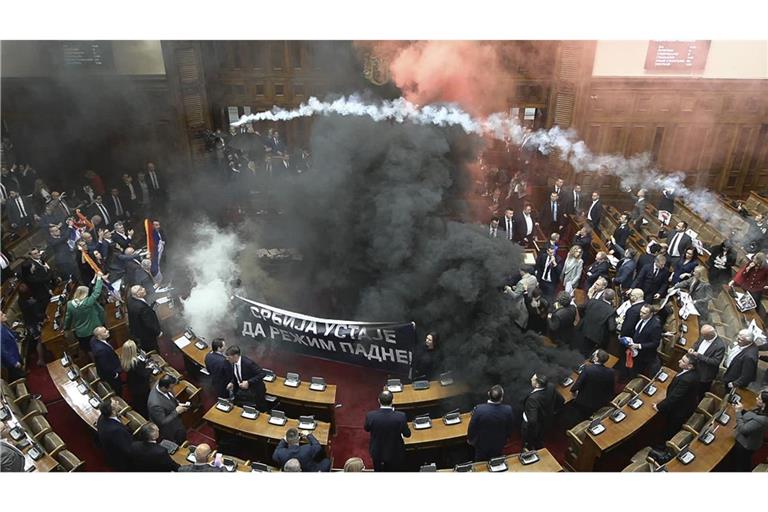 Im serbischen Parlament ist eine Sitzung komplett eskaliert.