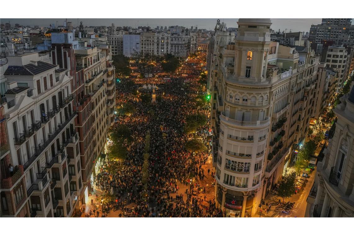 Im Stadtzentrum von Valencia kamen rund 130.000 Menschen zusammen um gegen die ihrer Ansicht nach nur schleppend angelaufene Hilfe zu protestieren.