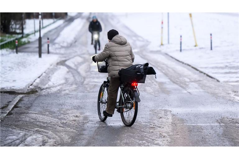 Im Süden wird es vor allem regnerisch. Im Norden und Bergland droht Schnee.