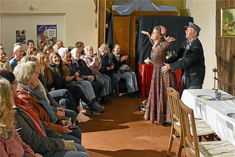 Im Theater wird viel gelacht. Grund ist die Komödie „Diener für Oine“. Frei nach dem Klassiker „Dinner for One“ spielen Rolf Butsch (rechts als Jakob) und Bärbel Hesser (als Marie) beim Kulturfeuer in Rietenau. Fotos: Tobias Sellmaier