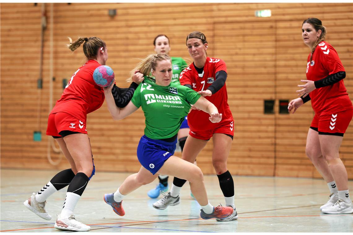 Im Topspiel gegen die SG BBM Bietigheim II setzen sich die Handballerinnen des HC Oppenweiler/Backnang um Rabea Rauh (am Ball) durch. Sie fügen dem Spitzenreiter damit dessen bislang einzige Niederlage zu, sind in der Tabelle aber trotzdem Zweiter. Foto: Alexander Becher