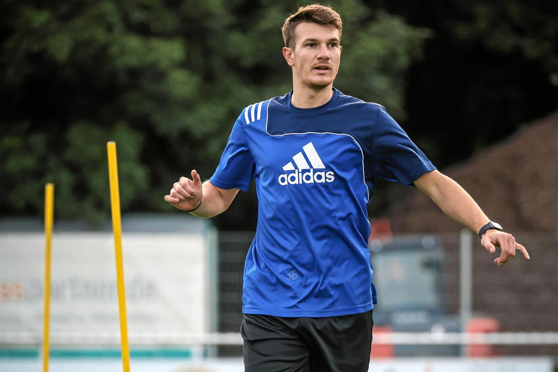 Im Training des TSV Althütte gibt Michl Bauer als spielender Assistenzcoach bereits Kommandos. Wann der 24-Jährige sein erstes Spiel bestreitet, ist aber noch offen. Foto: Alexander Becher