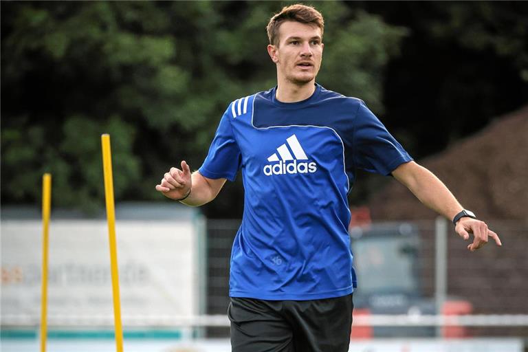 Im Training des TSV Althütte gibt Michl Bauer als spielender Assistenzcoach bereits Kommandos. Wann der 24-Jährige sein erstes Spiel bestreitet, ist aber noch offen. Foto: Alexander Becher