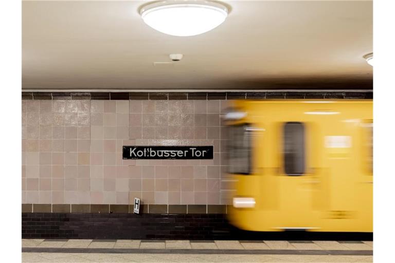 Im U-Bahnhof Kottbusser Tor war ein 30-Jähriger vor eine einfahrende U-Bahn gestoßen worden - und starb. Foto: Christoph Soeder/dpa
