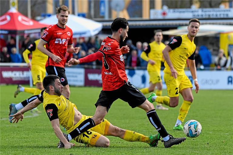 Im umkämpften Spitzenspiel der Fußball-Oberliga beweist die SG Sonnenhof Großaspach um Marius Kunde, der hier den Göppinger Berk Yalman zu stoppen versucht, eine starke Moral. Die Gäste machen einen 0:2-Rückstand wett. Foto: Eibner-Pressefoto/Bernd Leitner