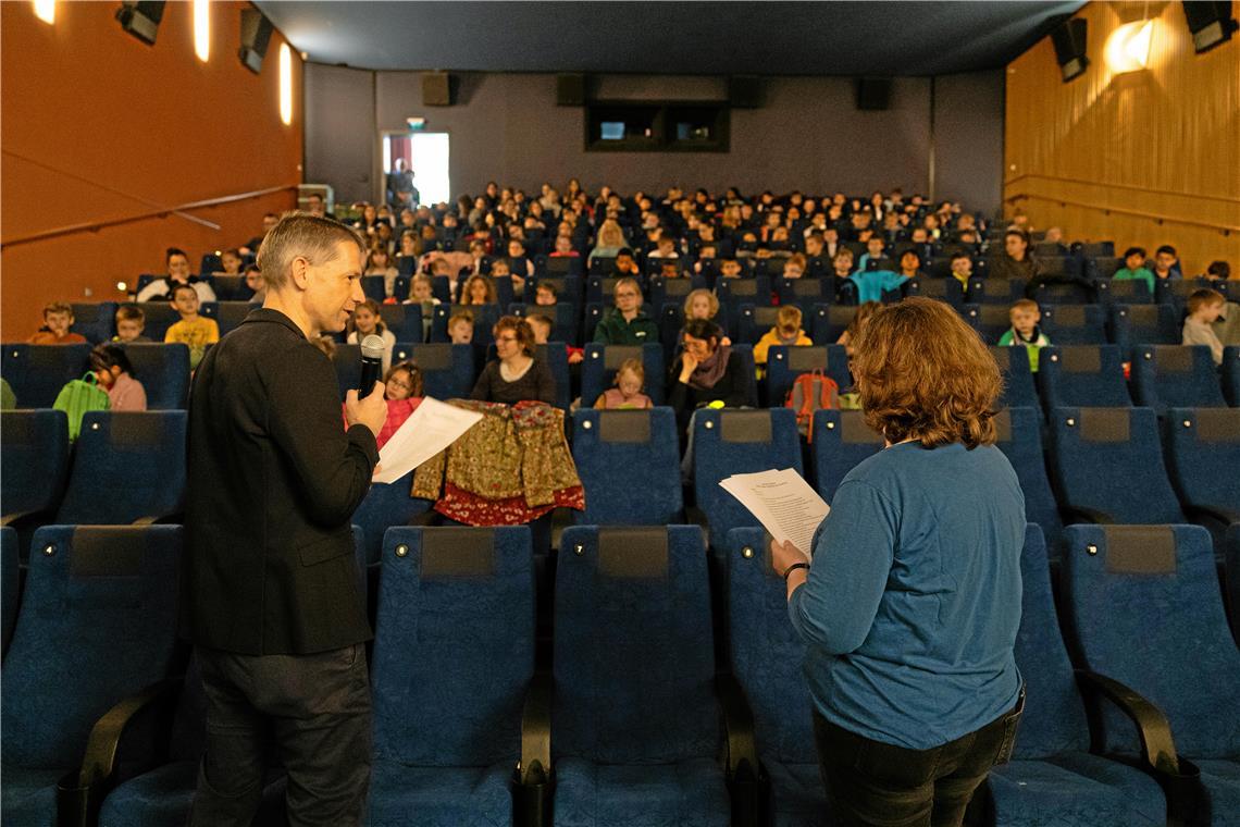 Im Universum-Kino lesen BKZ-Redaktionsleiter Kornelius Fritz und Rektorin Jutta Fußnegger vor Auenwalder Grundschülern aus „Das kleine Gespenst“. Foto: Alexander Becher