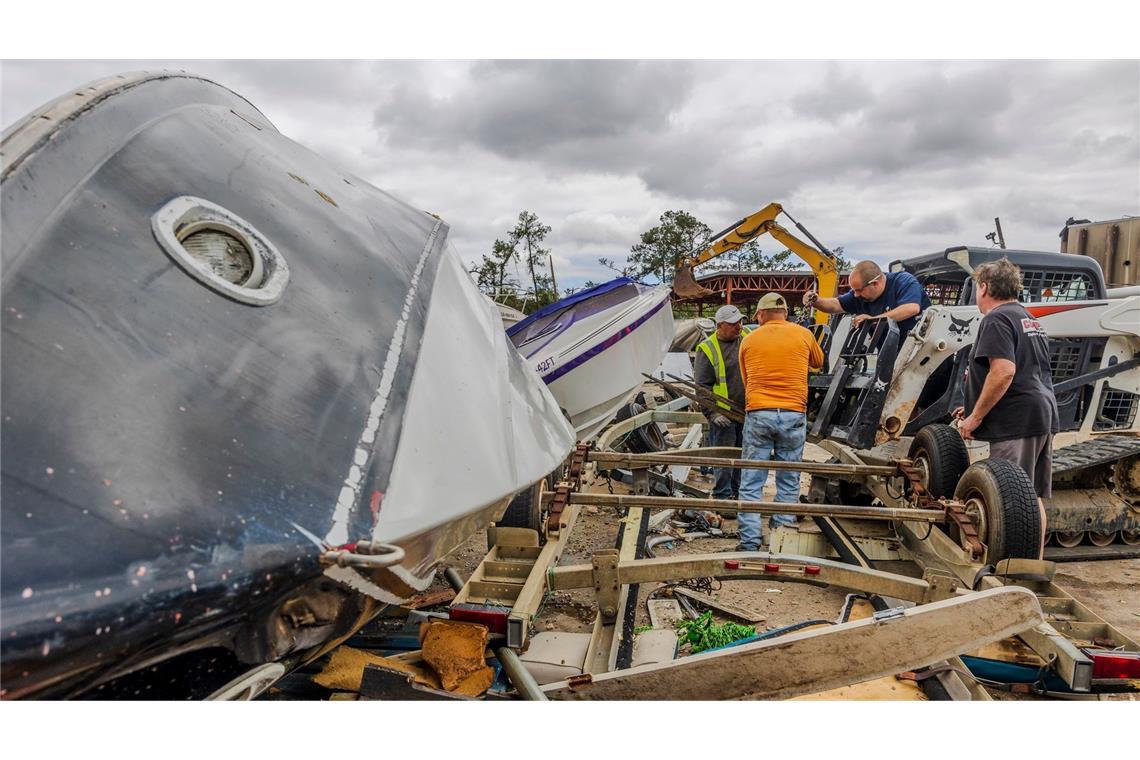 Im US-Bundesstaat Louisiana hat ein Tornado gewütet. Menschen versuchen, beschädigte Boote zu bergen.