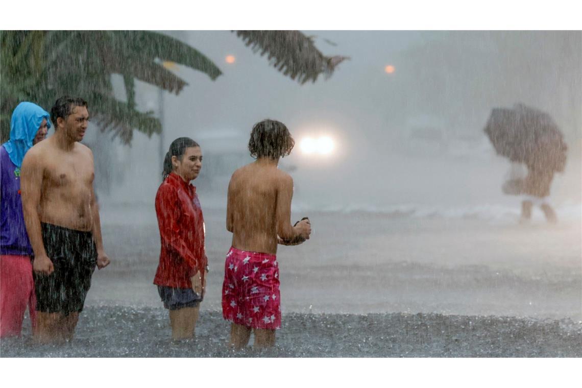 Im US-Bundestaat Florida kommt es zu starkem Regen und überfluteten Straßen wie hier in Miami Beach.