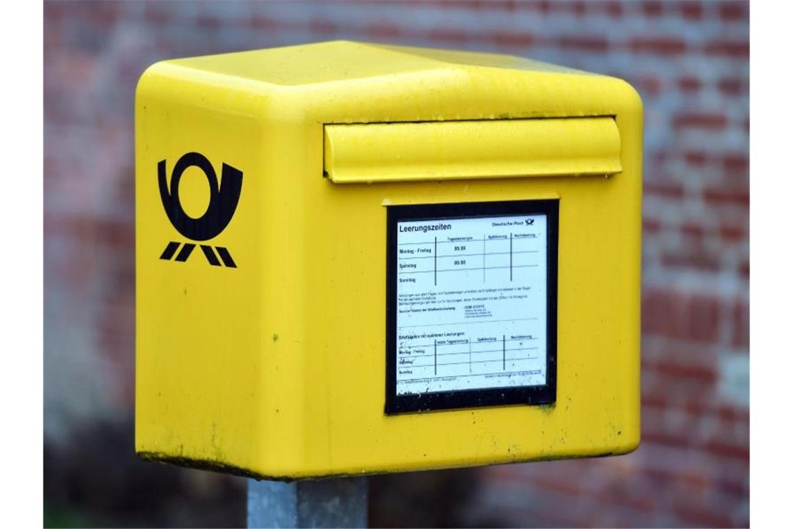 Im vergangenen Jahr hatte die Deutsche Post nach eigenen Angaben 120 Millionen Postkarten befördert, das waren 27 Millionen weniger als 2019. Foto: Patrick Pleul/dpa-Zentralbild/dpa