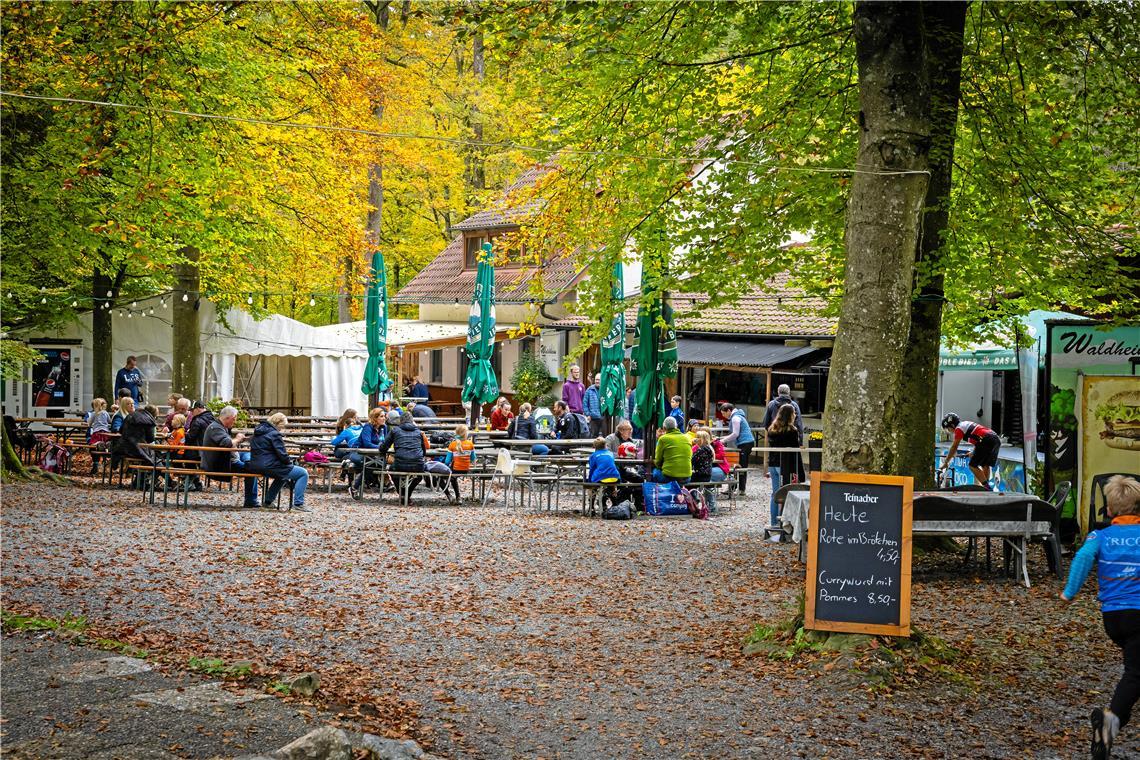 Im Waldheim im Backnanger Plattenwald verschnaufen die Spaziergänger auch im Herbst gerne an der frischen Luft. Foto: Alexander Becher