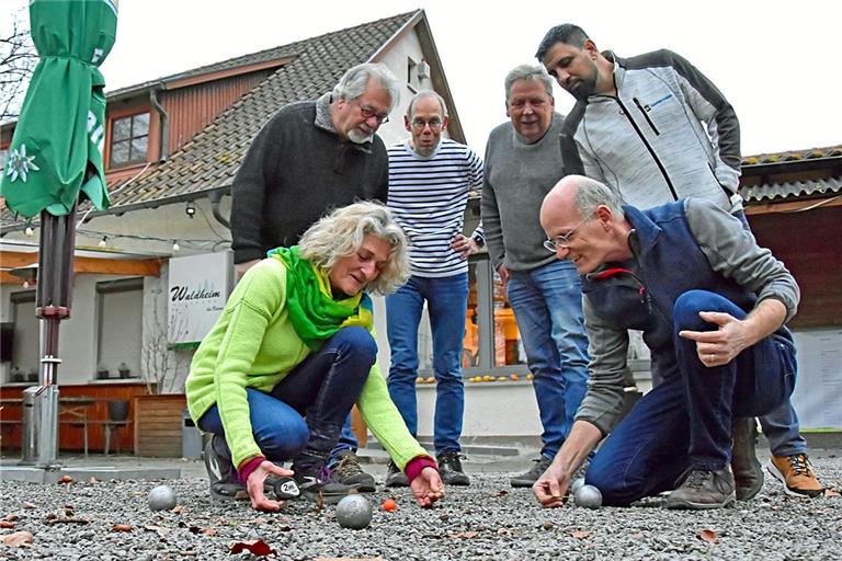 Im Waldheim ist Boule beliebt. Die Vorstände Gudula Arndt (kniend, links), Samuel Huber (kniend, rechts), René Cuntz (dahinter von links), Udo Mackensen, Peter Arndt und Maté Varga nehmen den Sport ganz genau. Foto: Tobias Sellmaier