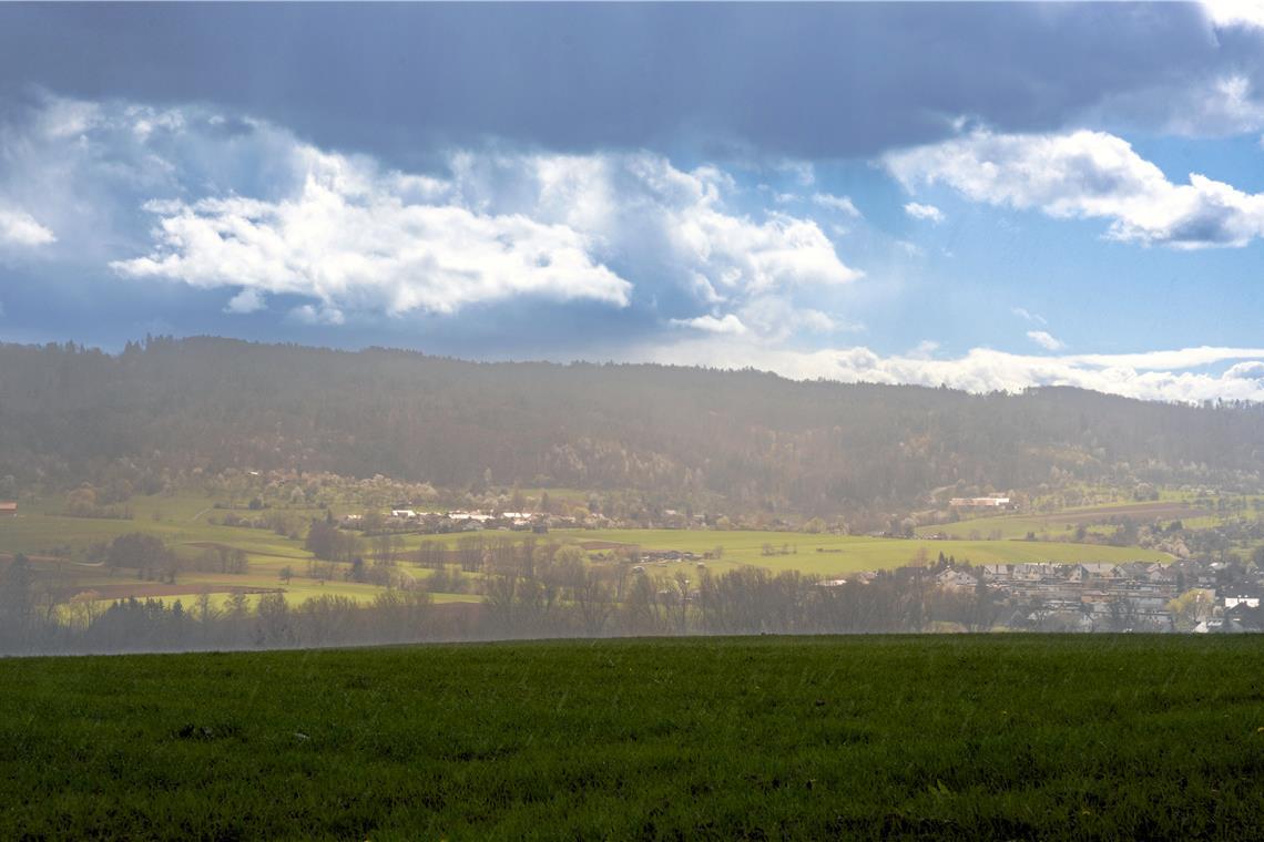 Im Weissacher Tal kämpft der Sonnenschein gegen dunkle Wolken. Foto: Alexander Becher