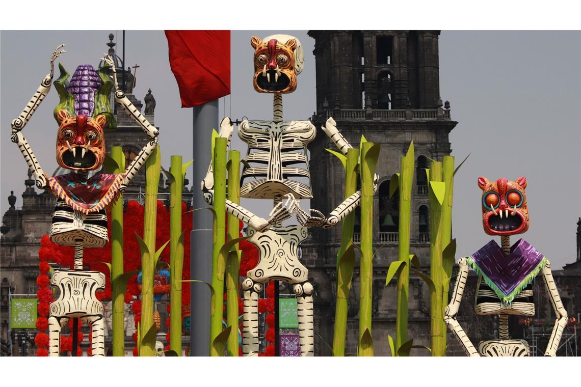 Im zentralen Platz von Mexiko-Stadt sind bis zu zehn Meter hohe Skeletten aus Pappe aufgestellt.