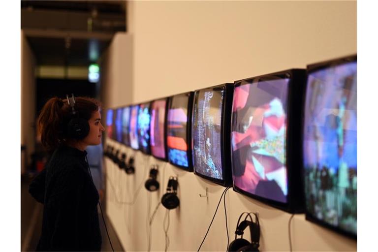 Im Zentrum für Kunst und Medien (ZKM) betrachtet eine Person eine Ausstellung. Foto: Uli Deck/dpa/Archivbild