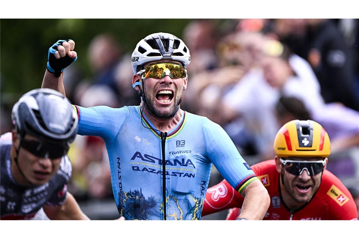 Im Ziel: Etappensieger Mark Cavendish (M) aus Großbritannien von Astana Qazaqstan jubelt über seinen Sieg bei der 5. Etappe der Tour de France.