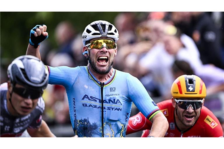 Im Ziel: Etappensieger Mark Cavendish (M) aus Großbritannien von Astana Qazaqstan jubelt über seinen Sieg bei der 5. Etappe der Tour de France.