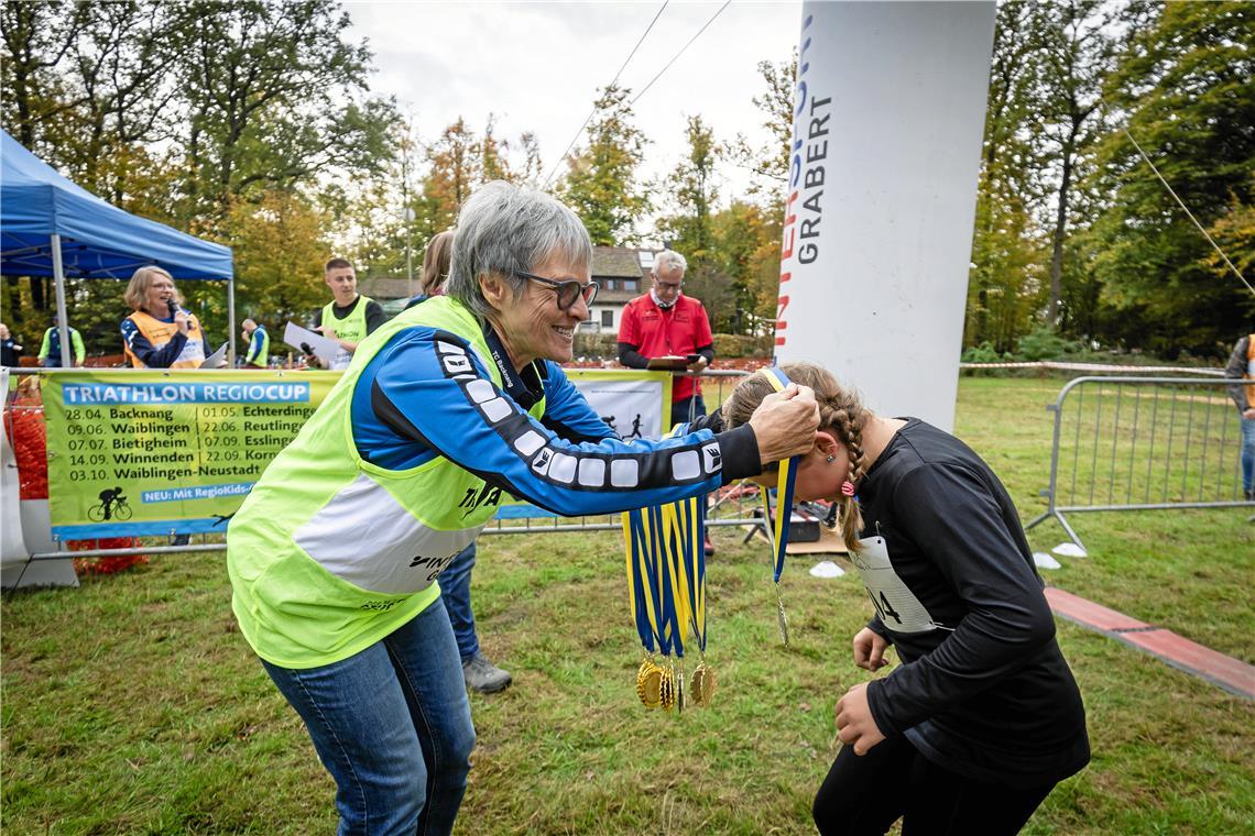 Im Ziel gibt es die verdiente Medaille.