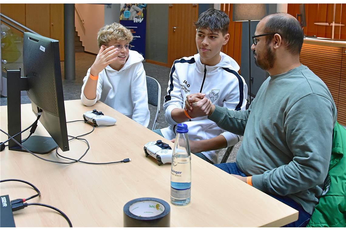 Imer Spatolaj bedankt sich bei den Jungs von der Schiedsrichtergruppe Backnang f...