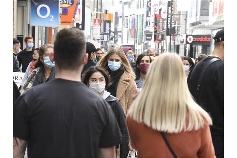 Immer mehr große Städte in Deutschland werden zu Corona-Hotspots. Foto: Roberto Pfeil/dpa