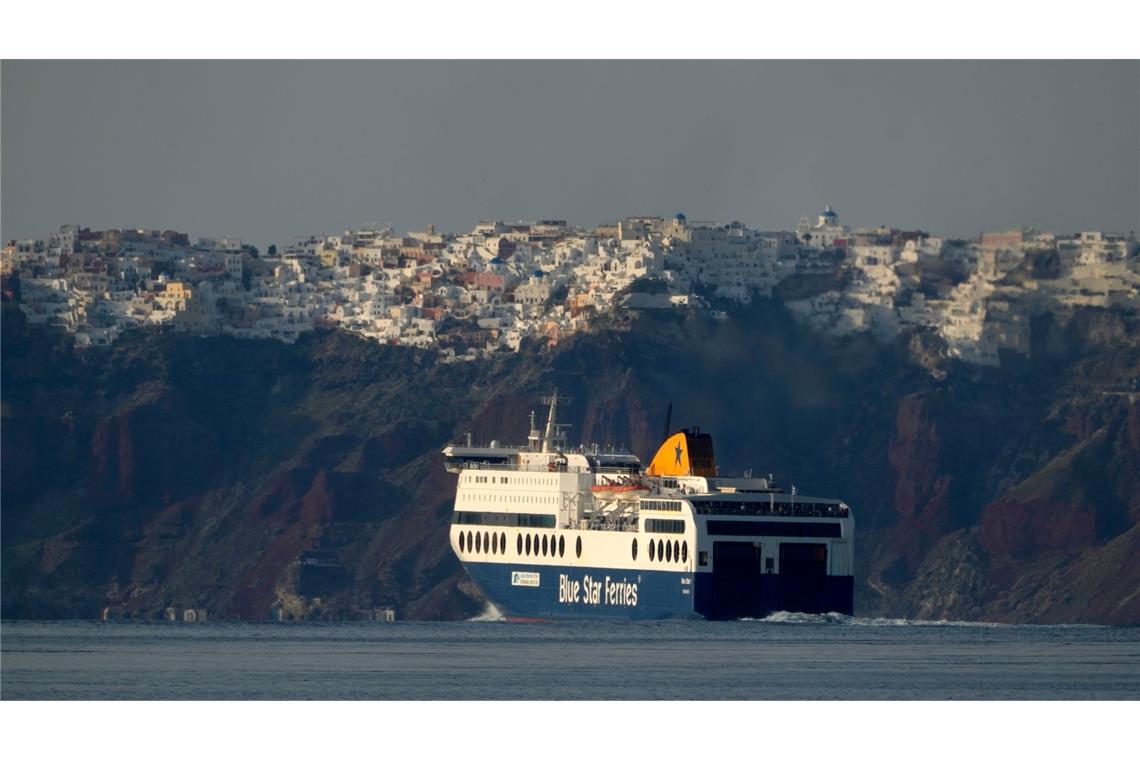 Immer mehr Menschen kehren mit den Fähren zurück nach Santorini. (Archivfoto)